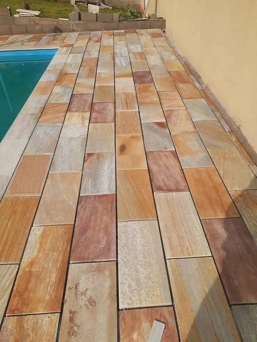 Deck de pedra junto à piscina