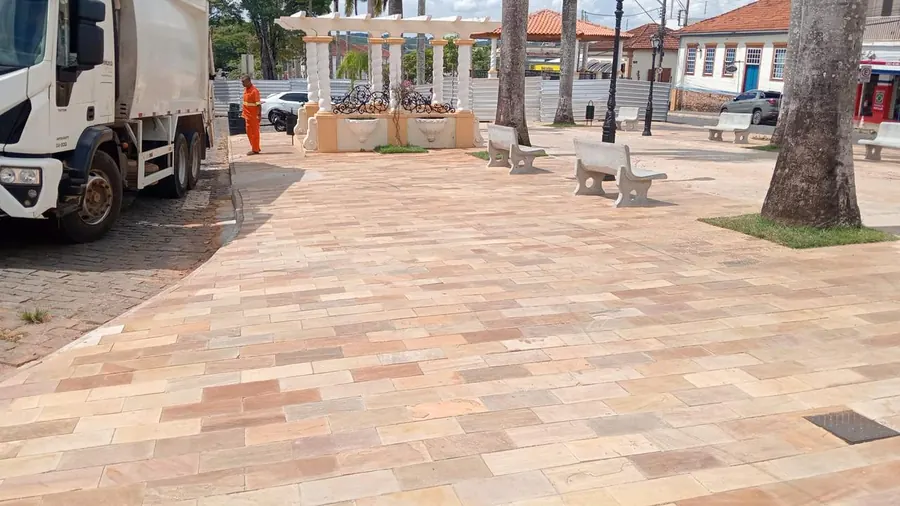 Praça pública pavimentada com Pedra São Tomé