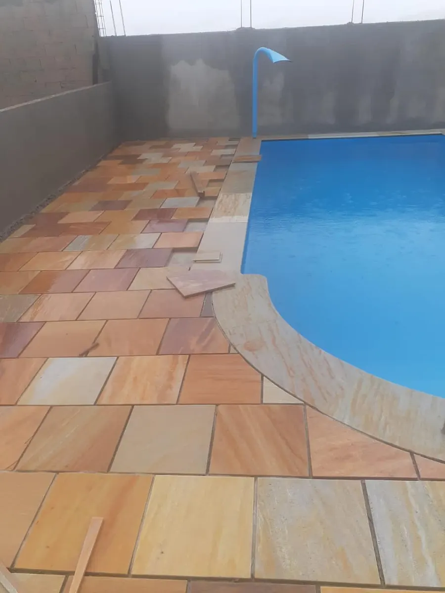 Canto de piscina finalizado com Pedra São Tomé