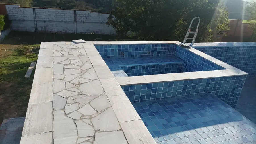 Piscina com borda revestida em Pedra São Tomé